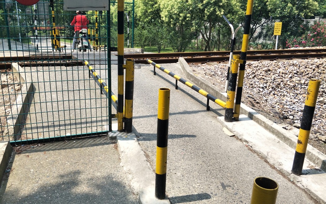 【金山铁路】最窄有人看守道口拍车
