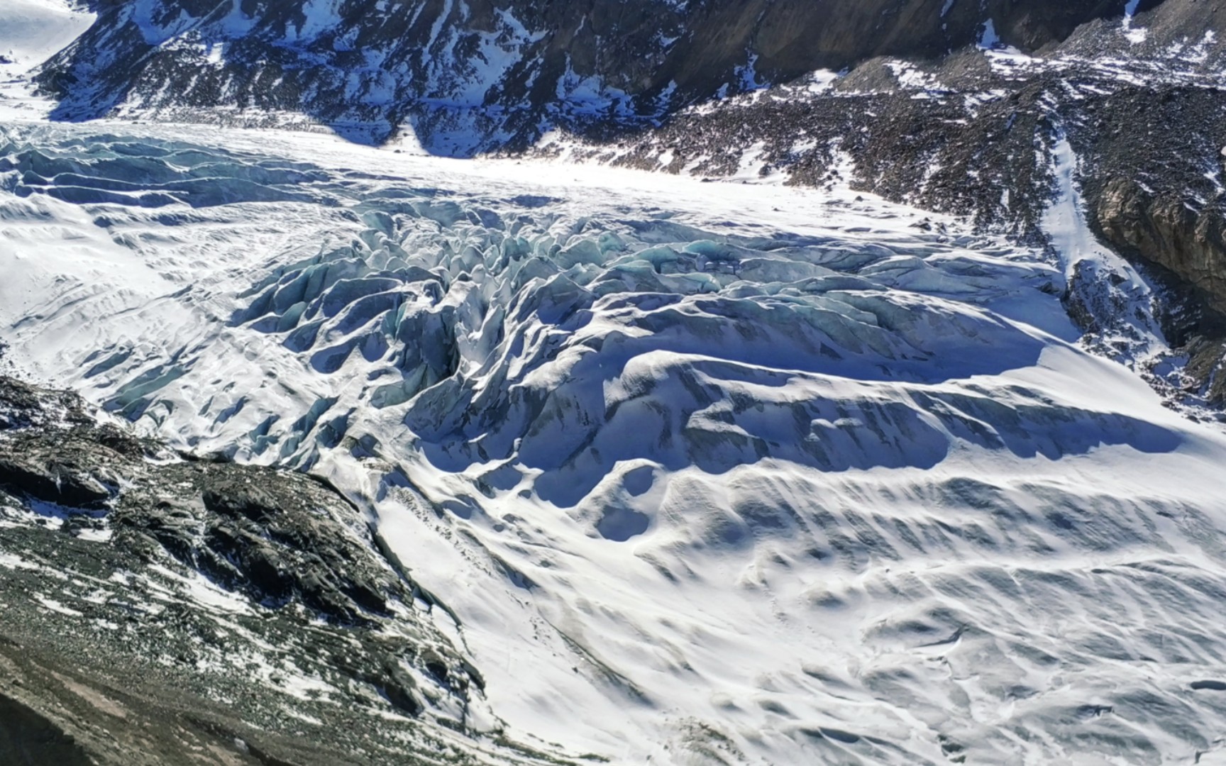 东嘎冰川徒步,爬上山坡看冰川全貌,下碎石陡坡遇见冰川蓝冰洞