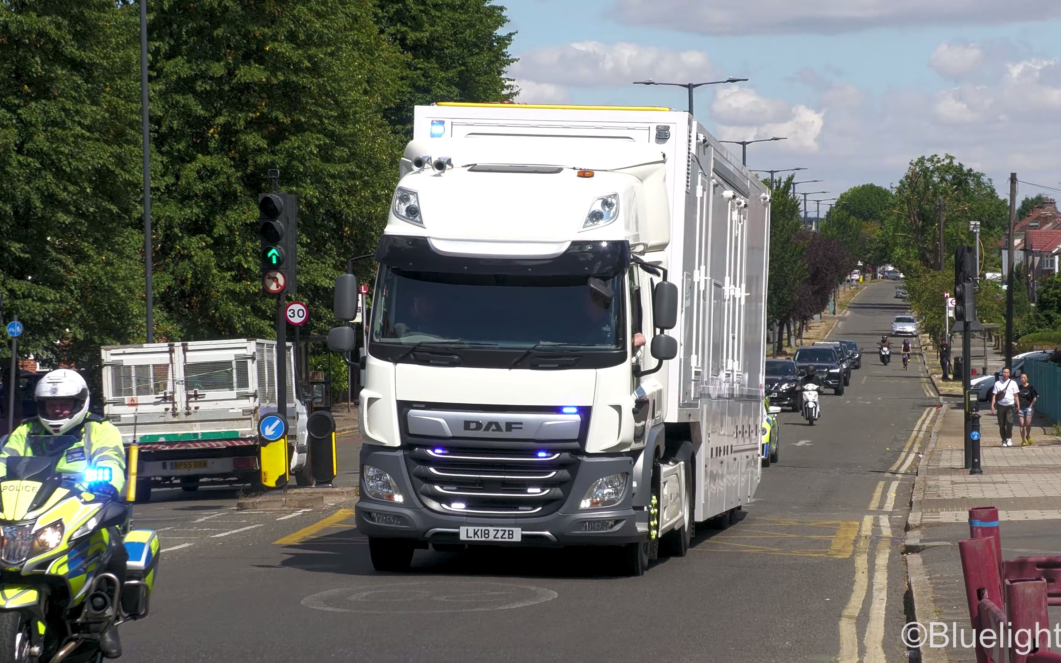 英国大都会警察护送无标识集装箱卡车