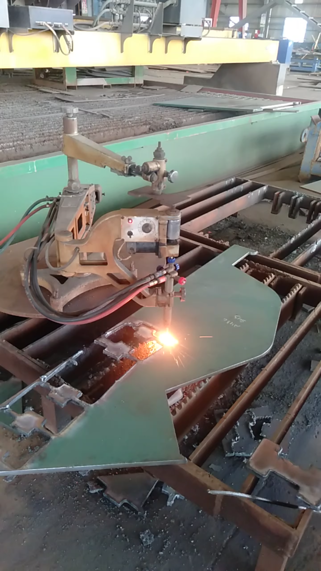 仿形切割机在工作中