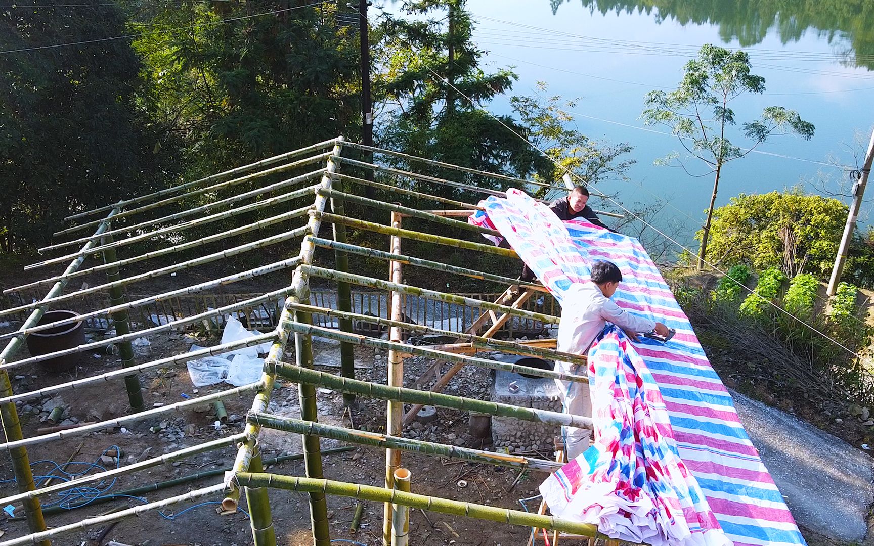 农村小伙用了一个星期搭了很大的竹棚,再也不怕山里的冷风冷雨了