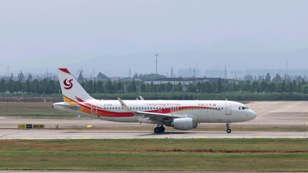 龙江航空a320滑行出港