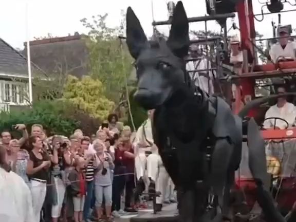 《巨型杜宾》木偶艺术