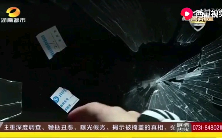 银行卡不足百元难取钱,男子愤怒泄愤,接连打砸18台银行ATM哔哩哔哩bilibili