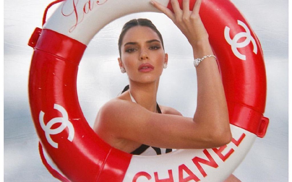 [图]Kendall Jenner Stays Afloat With Chanel for Chaos 69 | LOVE Magazine