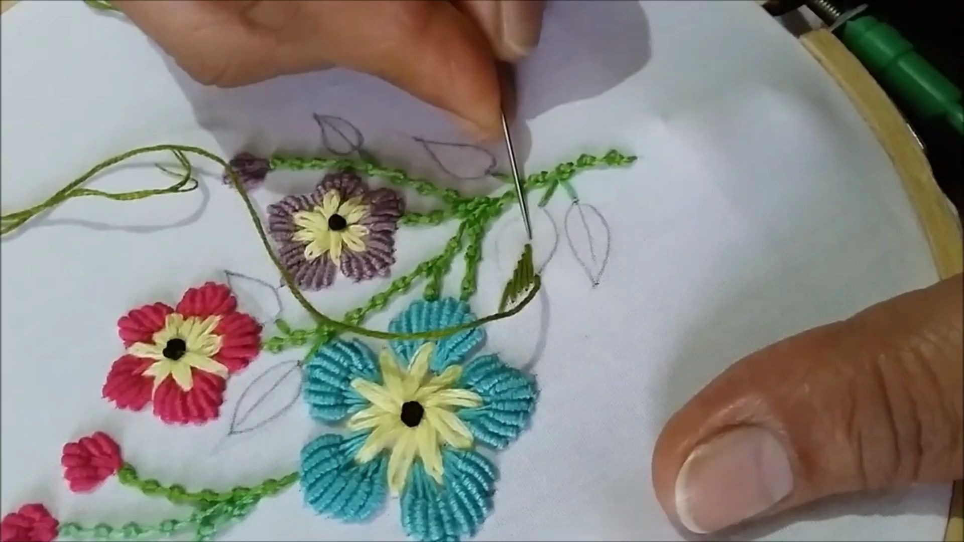 手工刺绣:带尾金针的花型刺绣,简单的花绣教程