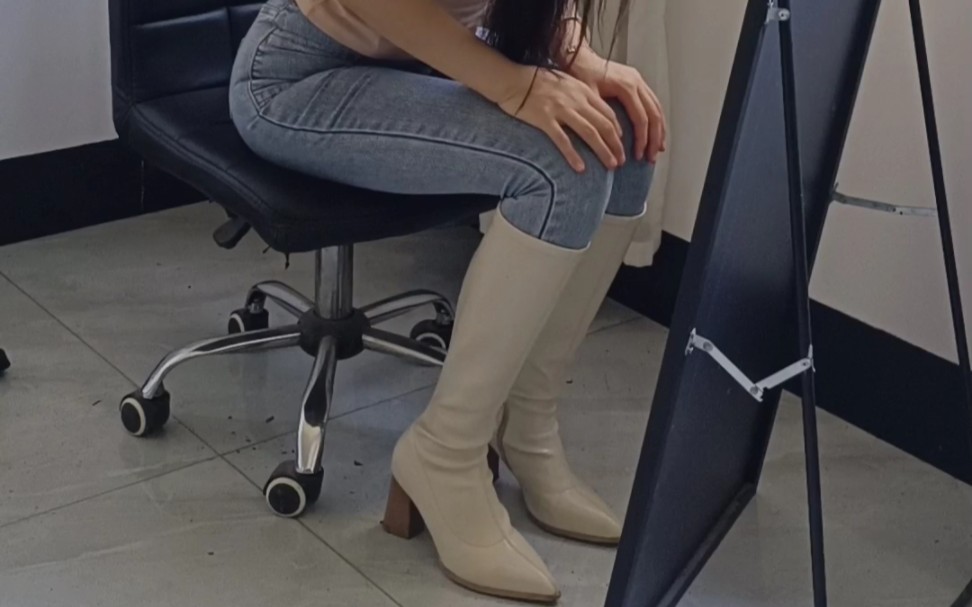 牛仔裤搭配白靴真是好看,而且还是粗高跟