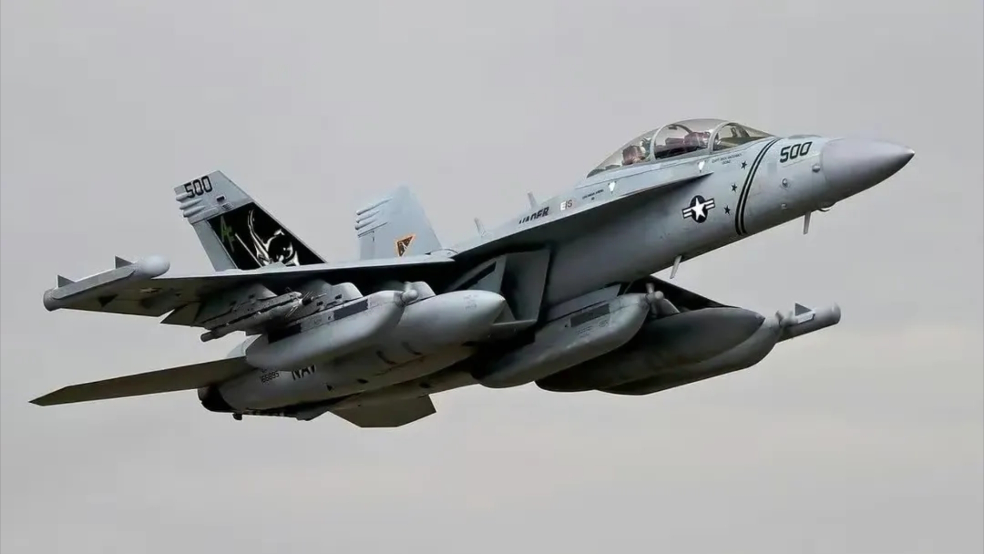 美军ea18g超咆哮者电子战机飞行员完成极限起飞