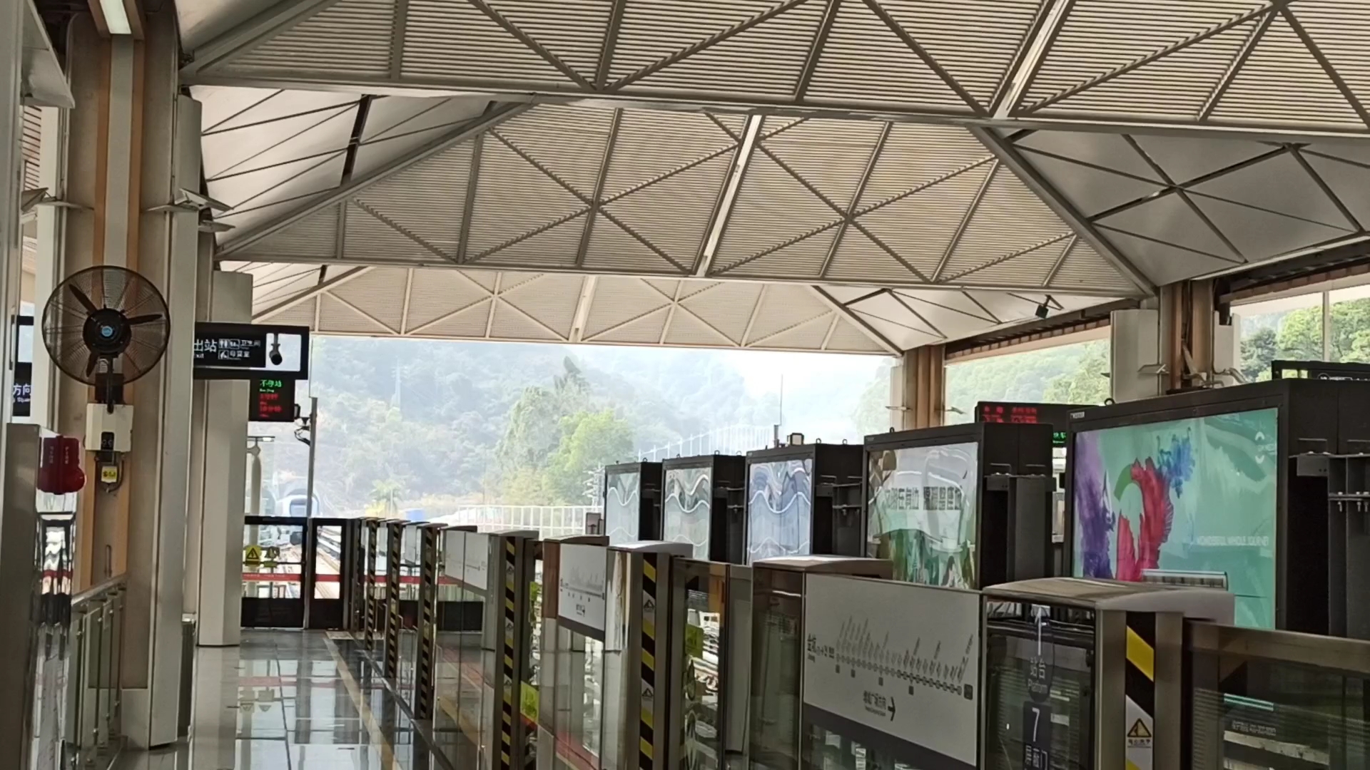 广州地铁快车越行金坑站