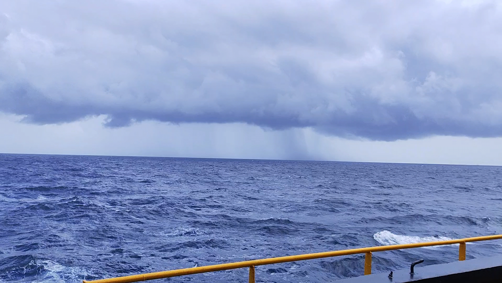 海上下雨是能在远处看到的哦