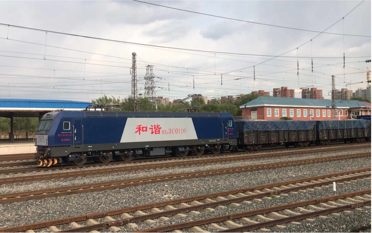 hxd3c客机拉货沈山线于洪站沈局沈段hxd3c0116牵引上行敞车集装箱粮车