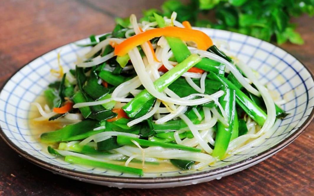 这是韭菜炒豆芽的快手做法这样做出来的豆芽和韭菜脆嫩爽口
