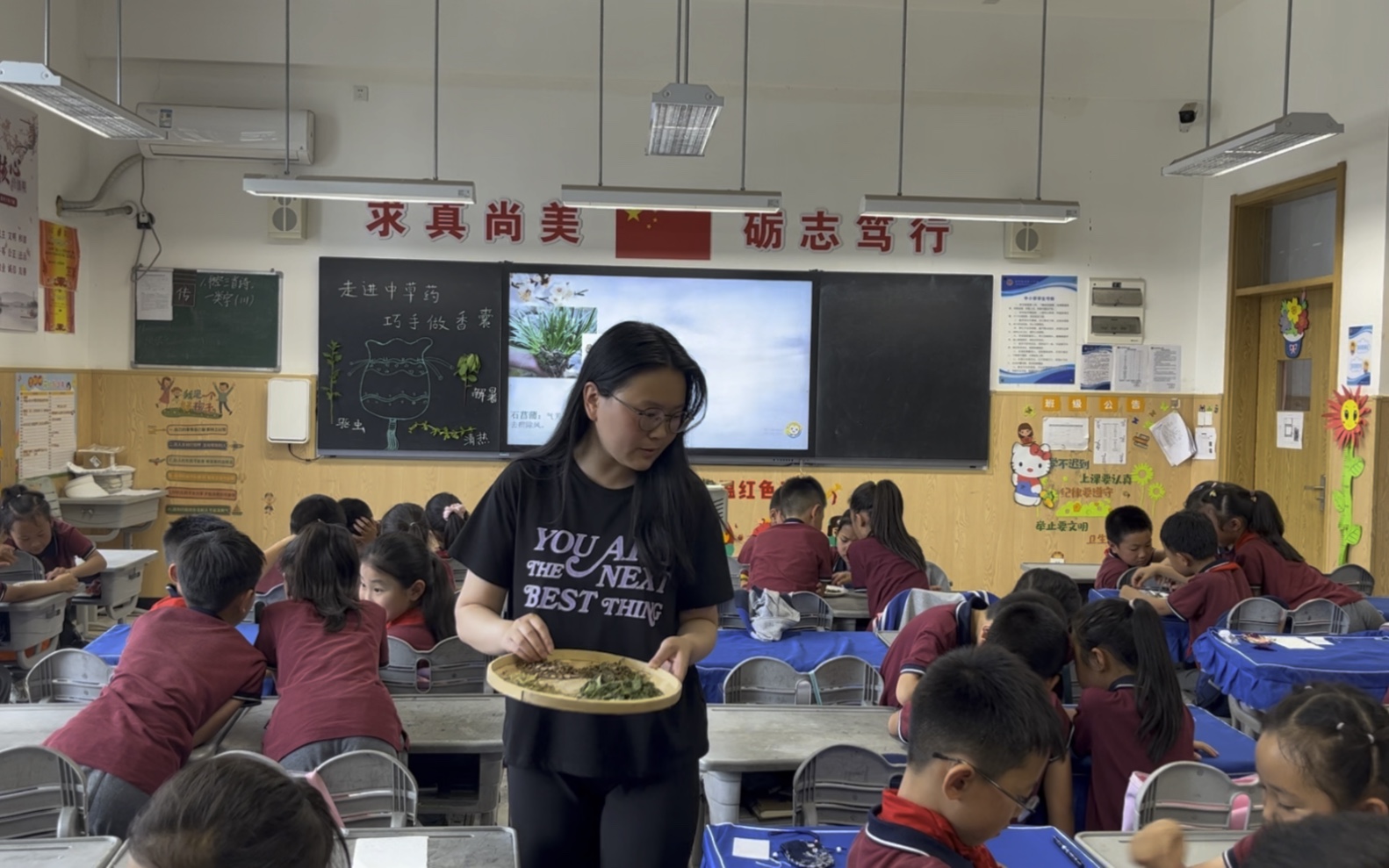 [图]劳动课公开课 走进中草药，巧手做香囊