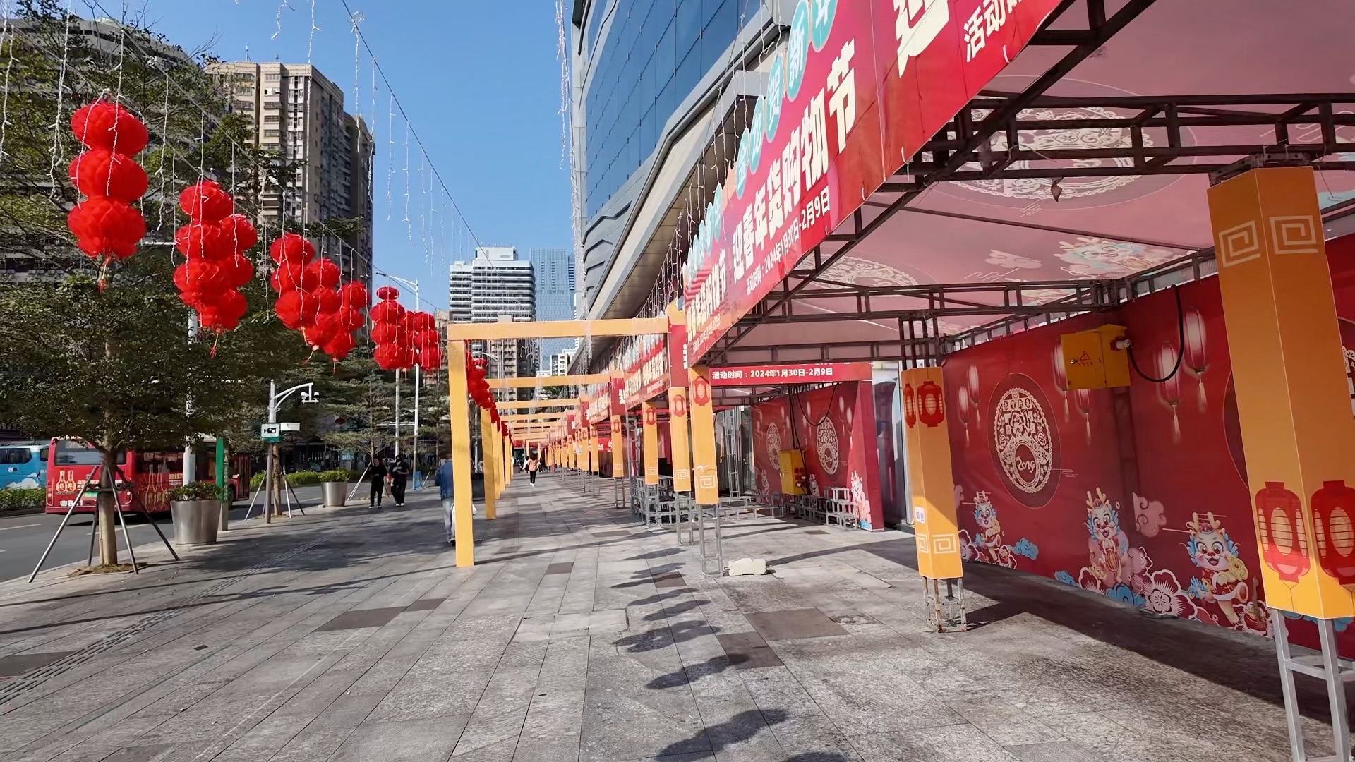 年初一深圳街头好热闹,小老公把我逗的哈哈笑,情不自禁亲他一口