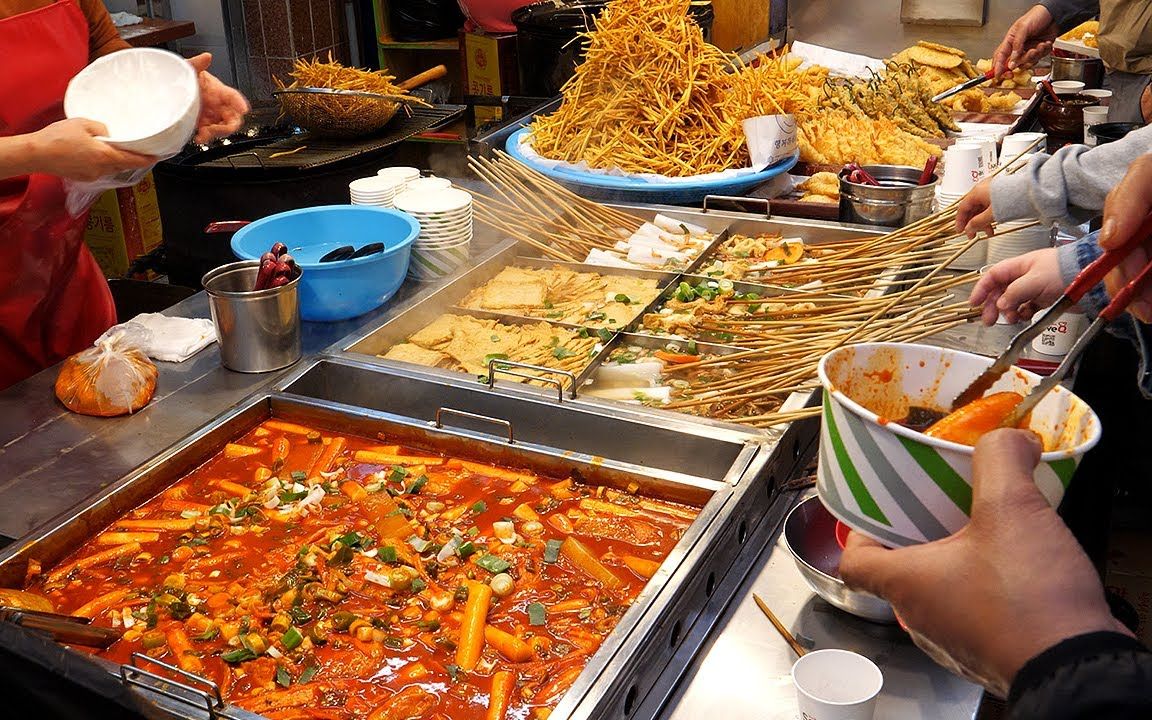 【韩国街头美食】像夜市里的麻辣烫,辣米糕,油炸食品,鱼糕