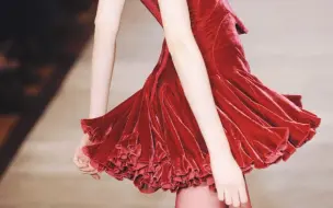 下载视频: 秀场【Zac Posen&Ulyana Sergeenko】女孩的裙摆撑得起所有盛夏的温柔