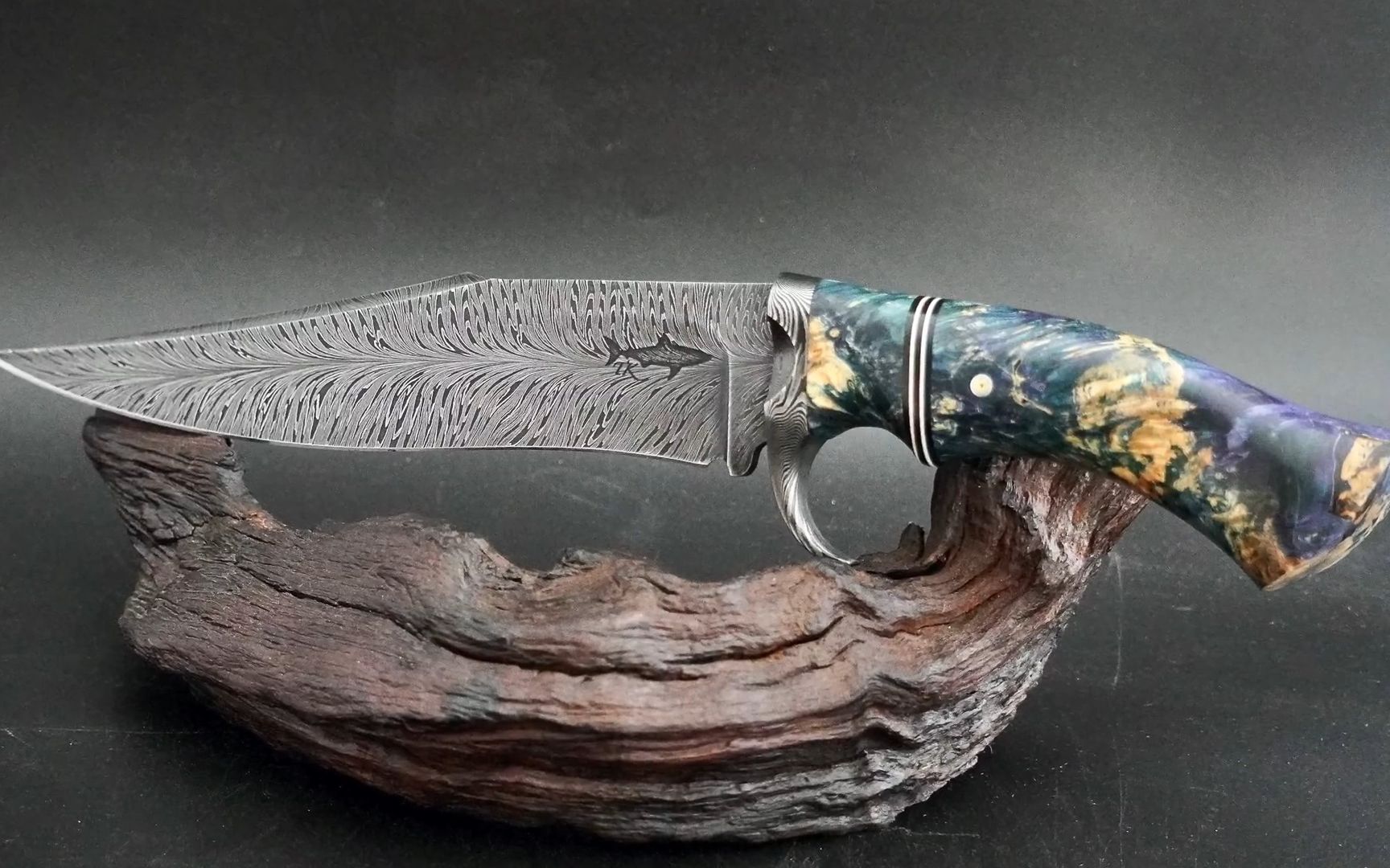 锻造羽毛大马士革鲍伊刀 - 完整视频