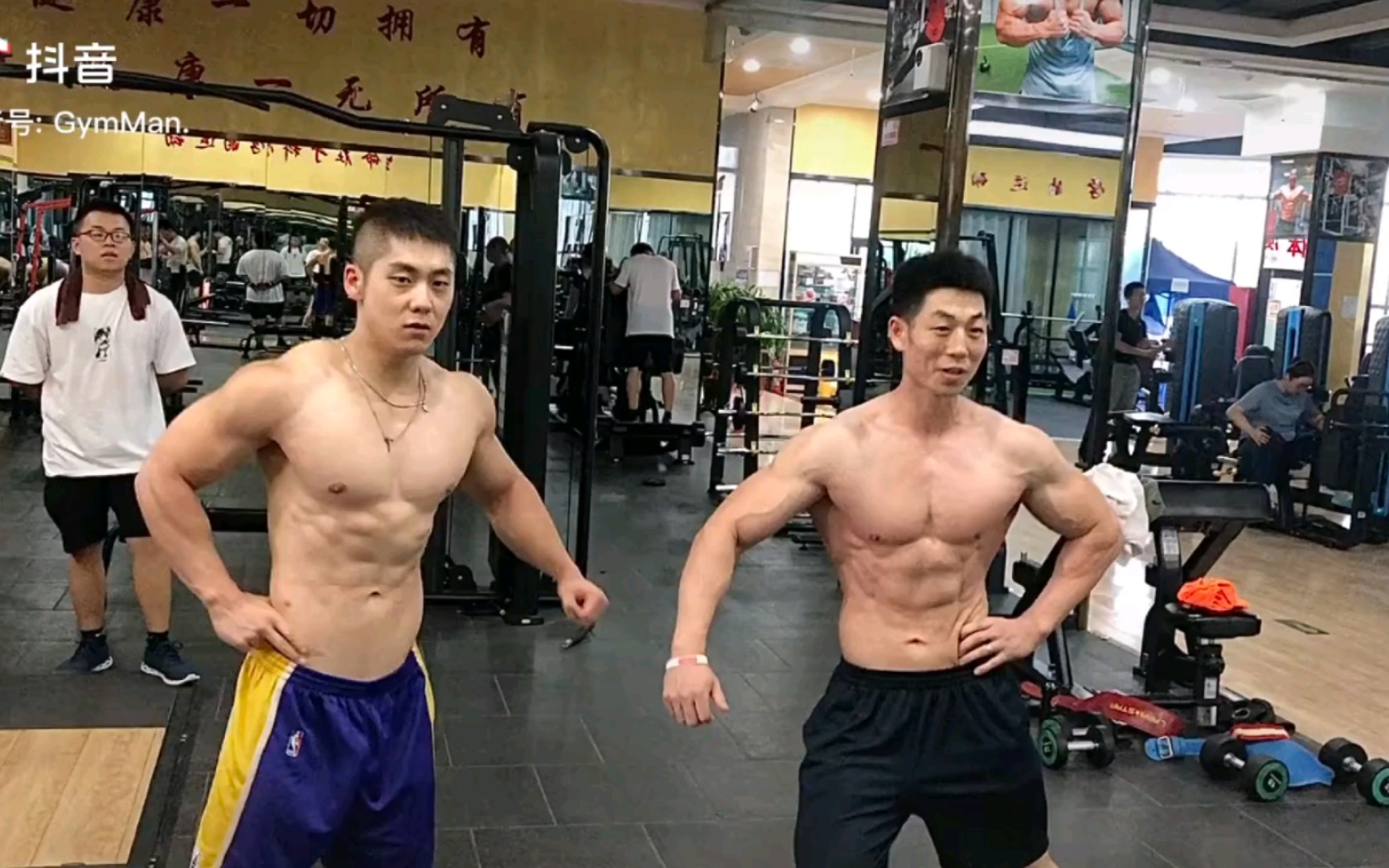 性感两肌肉男健身房