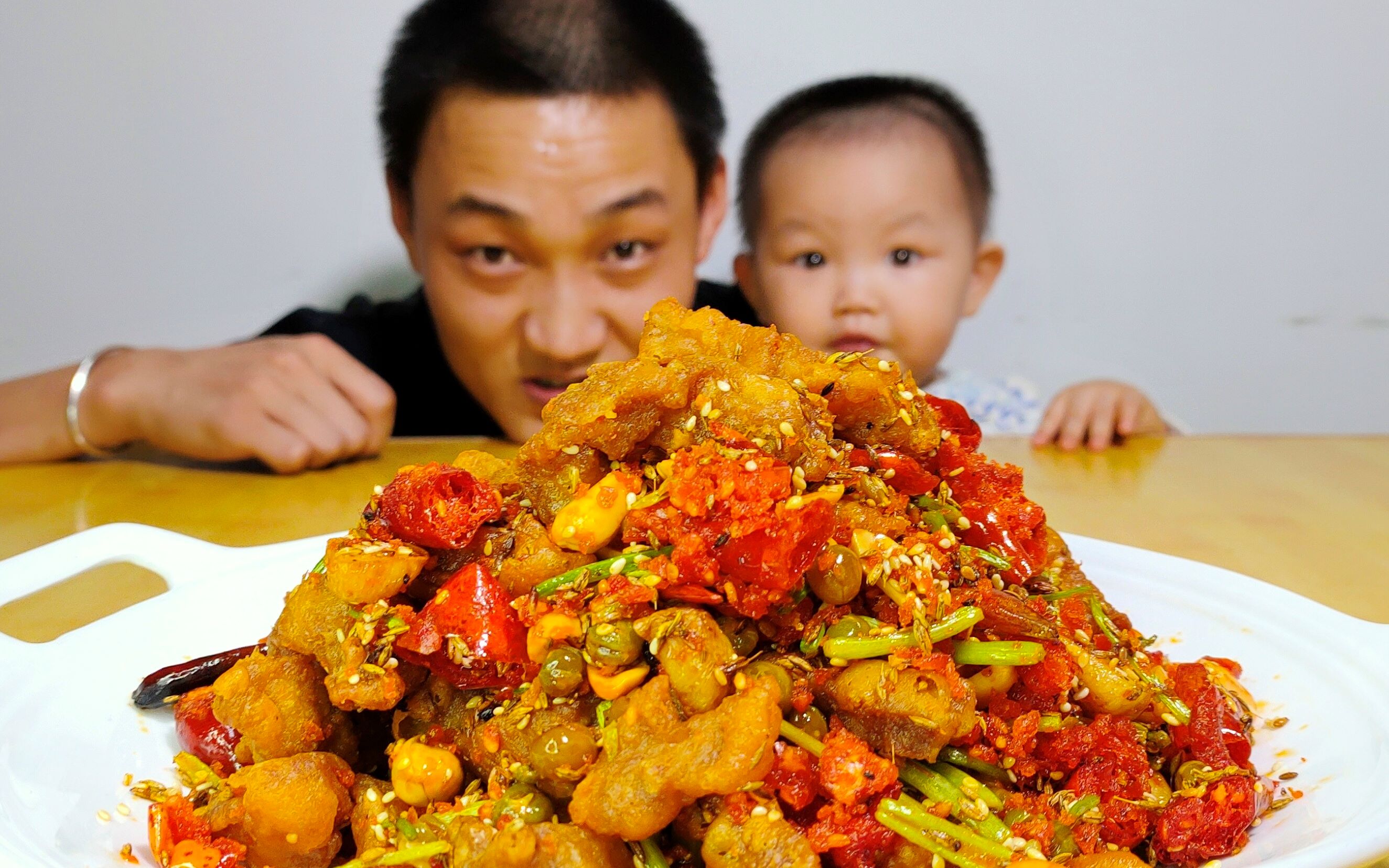 奶爸厨子大鹏,做了一份《蒜香梅肉》宝宝要用雪饼换,不给就使出绝招,无奈哔哩哔哩bilibili