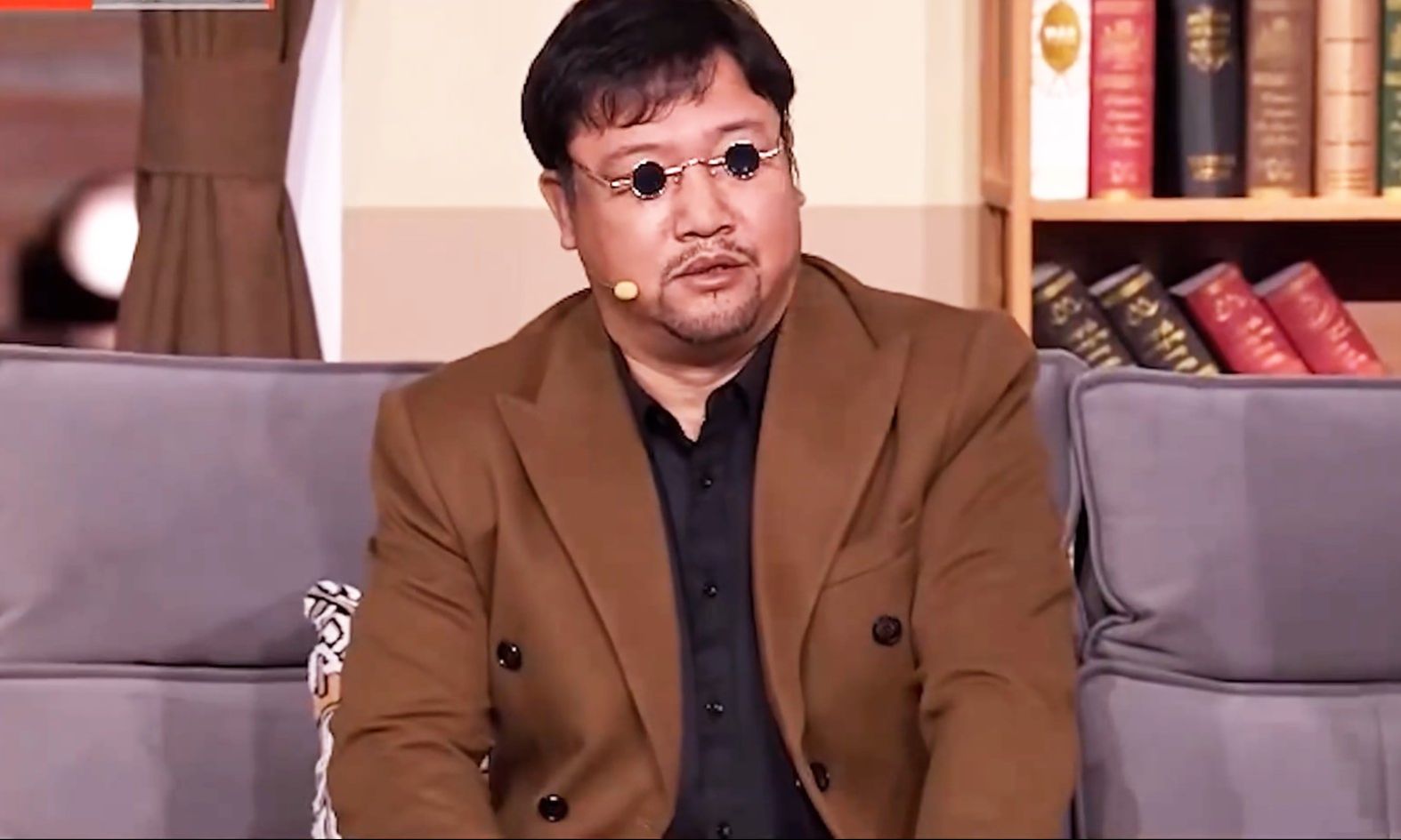 贾冰上演"装"男人,套娃墨镜太搞笑,儿子都无语了!