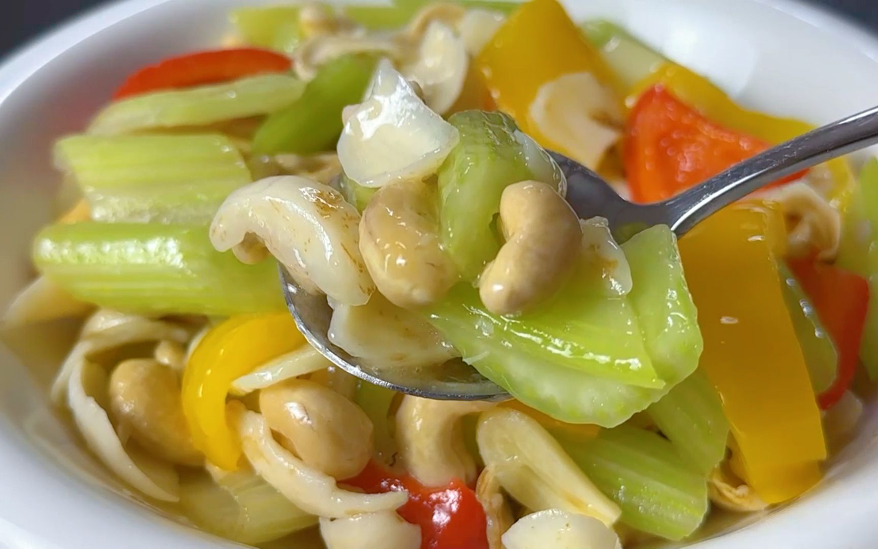 經典粵菜西芹炒百合腰果你吃過沒?不但美味可口,而且營養又減脂