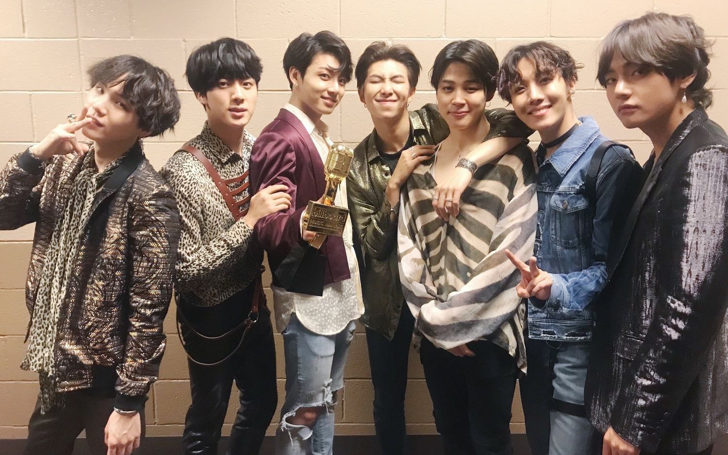防弹少年团fakelove初舞台topsocialartist受赏billboardmusicaward