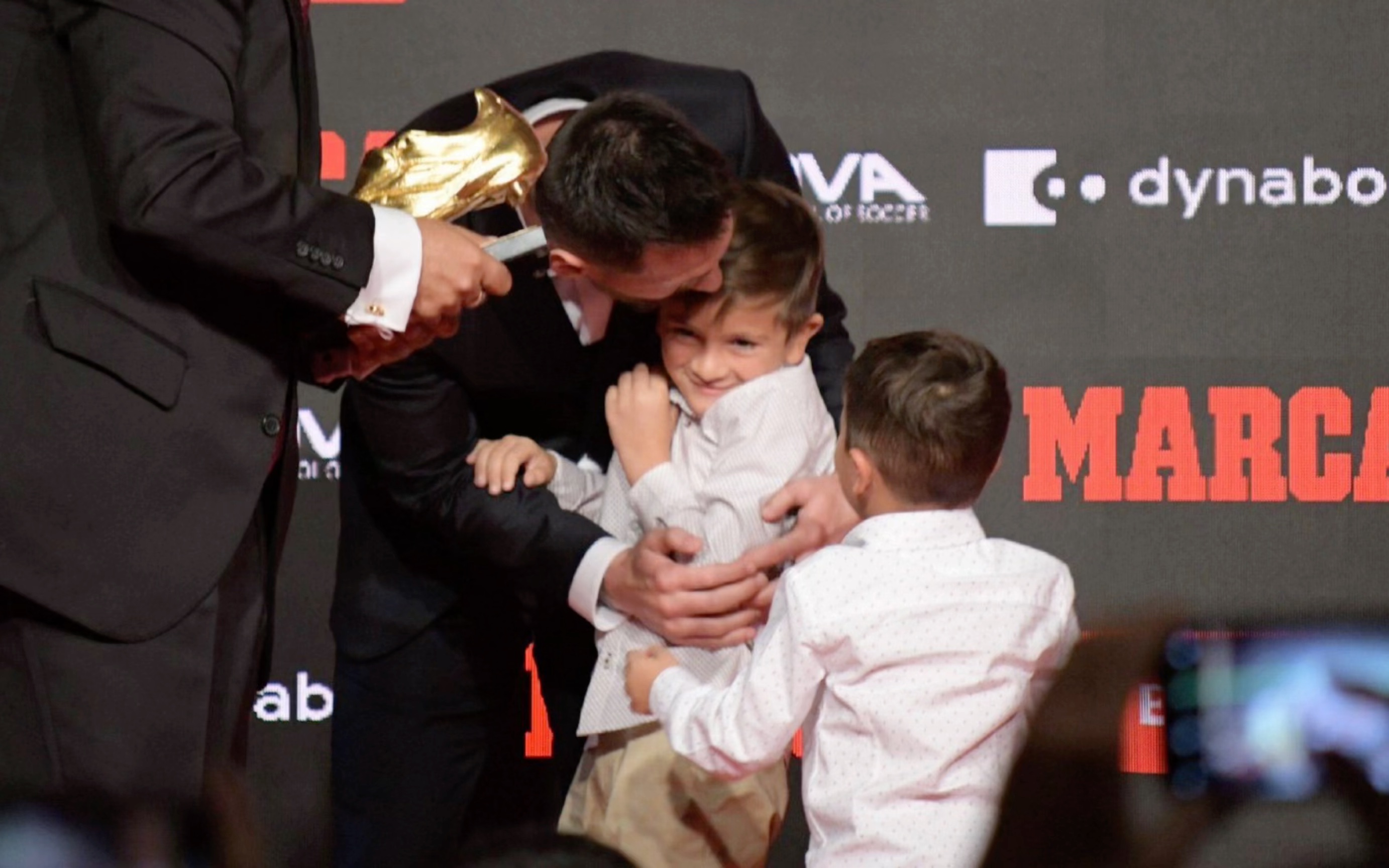 沉浸式欣赏梅西和蒂亚戈幸福快乐的亲子时光 梦回巴萨是那个小小可可