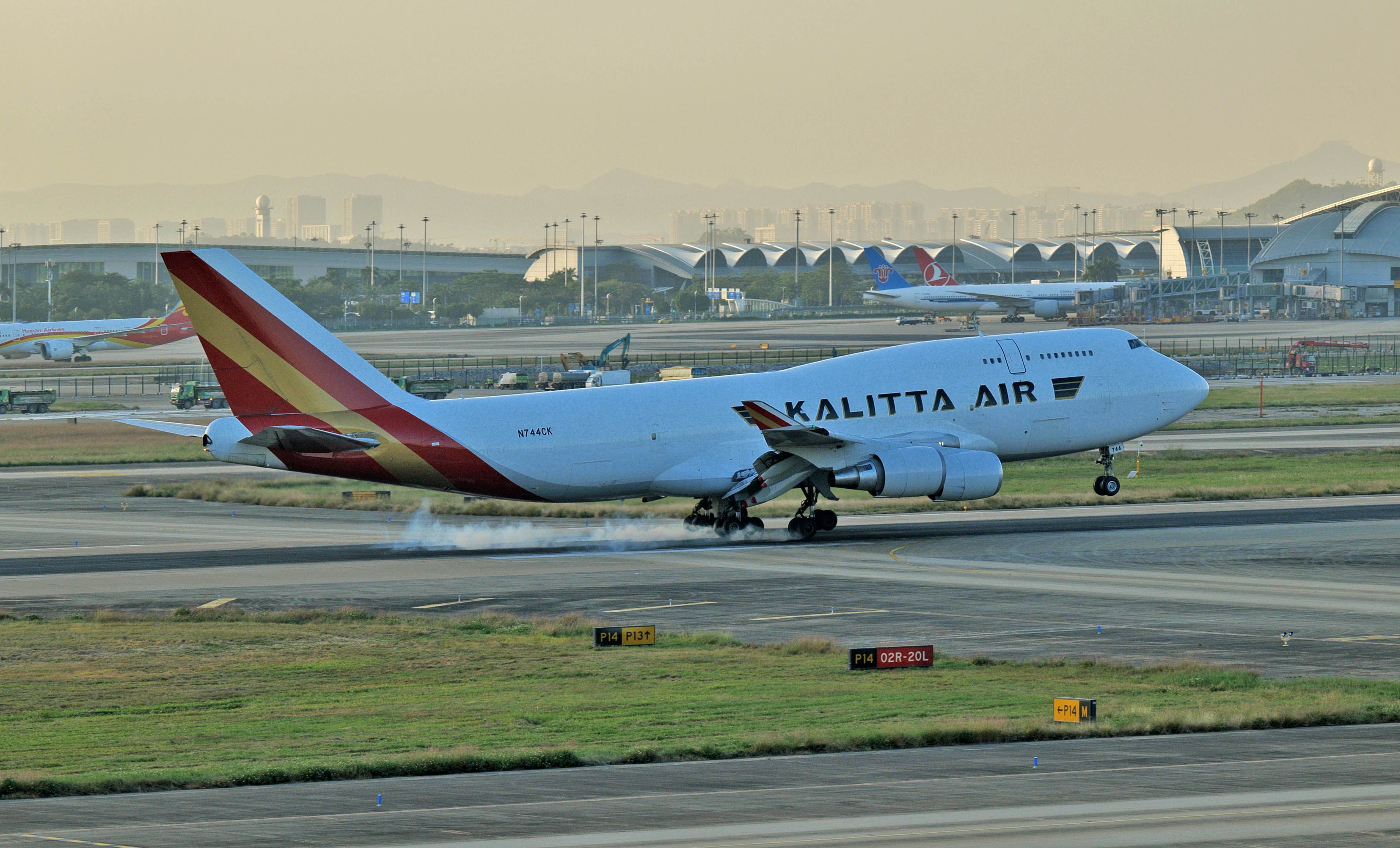 4架b747货机,26架次航班降落广州白云机场