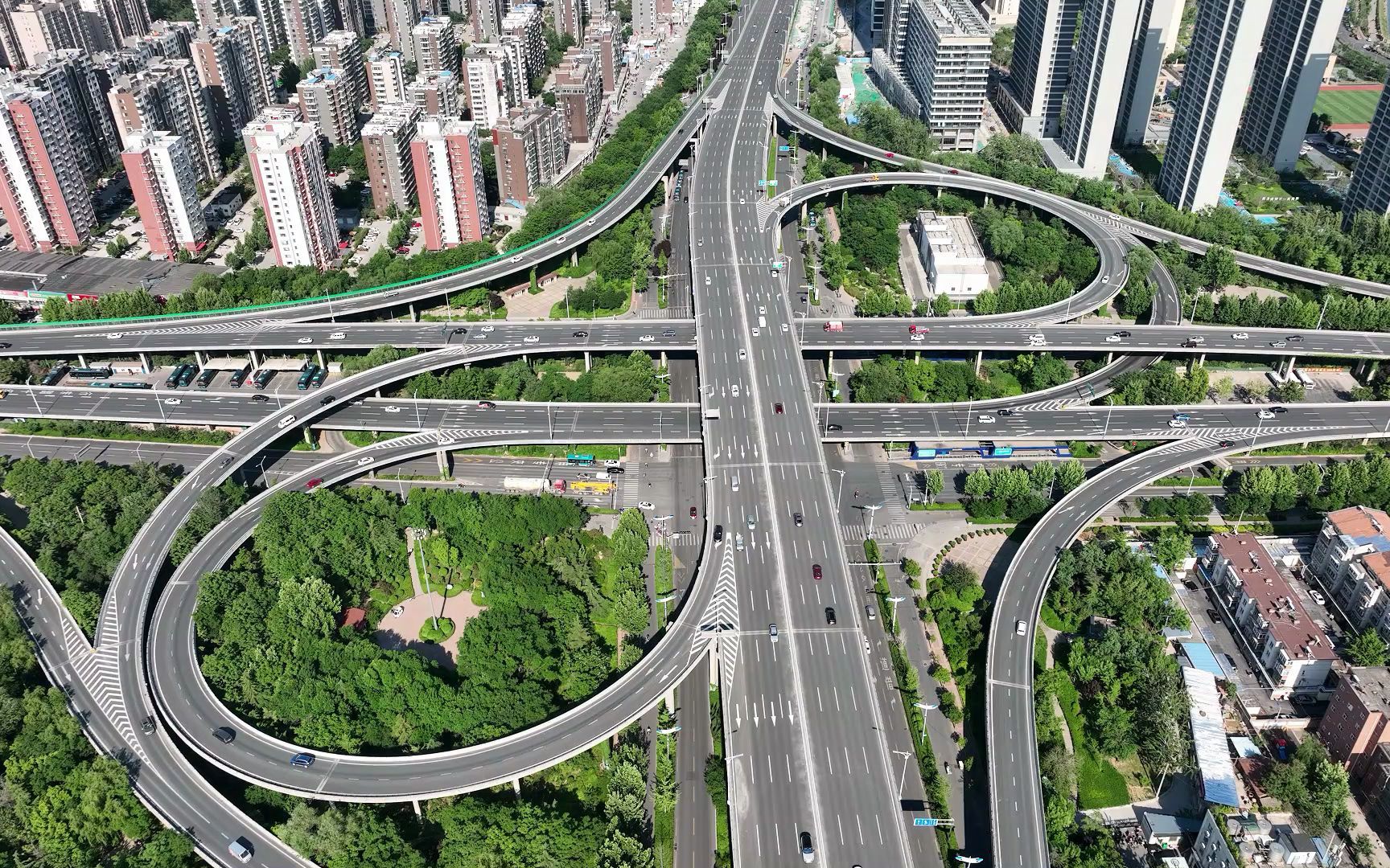 航拍济南腊山立交桥,济南西城的枢纽立交,空中俯瞰很壮观_哔哩哔哩