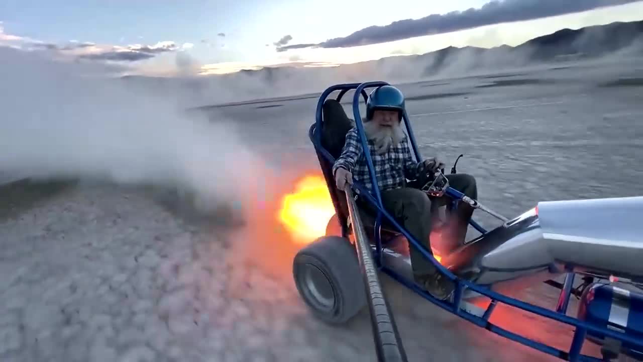 疯狂的脉冲老人,一生打造了各种脉冲车,有一款长得像"棺材"