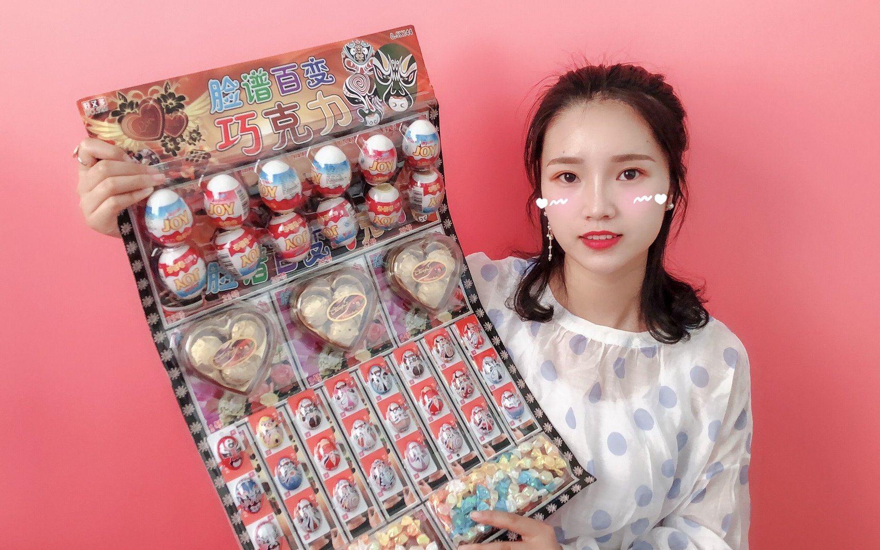 妹子试玩"脸谱百变巧克力",既能猜谜语,还可以中大奖哦