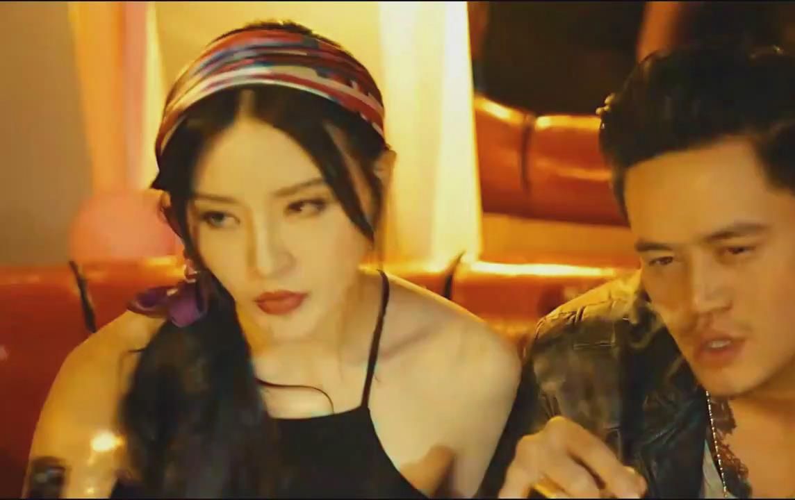 性感女反派被消灭在床上