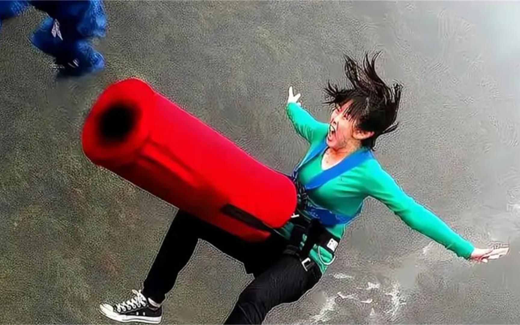 女子在蹦极时惨遭"意外",跳下去后绳子断裂,镜头记录全过程