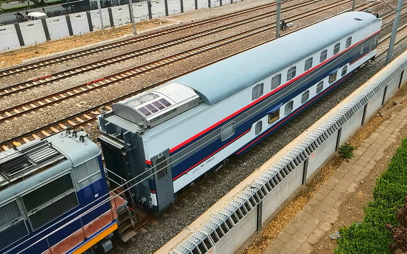 up的铁路随拍387d------偶遇兰局双层轨检wx25k-999026;ss9-0042牵引