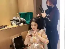 下载视频: 老板娘《饭七七》直播24！！！