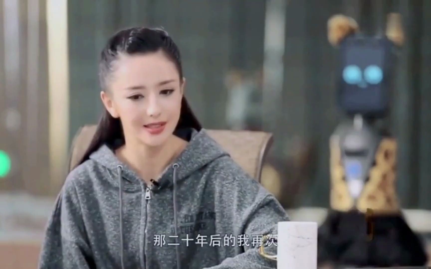 37岁佟丽娅有多迷人?颁奖礼一出场惊艳众人,连胡歌都看直了眼