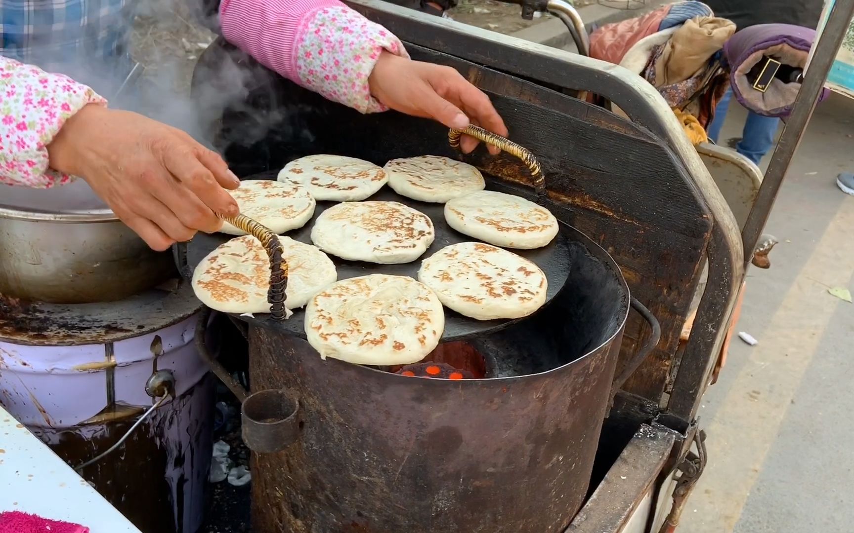 街边肉夹馍小摊围满人,5块钱一个,排队20分钟都不一定吃得到