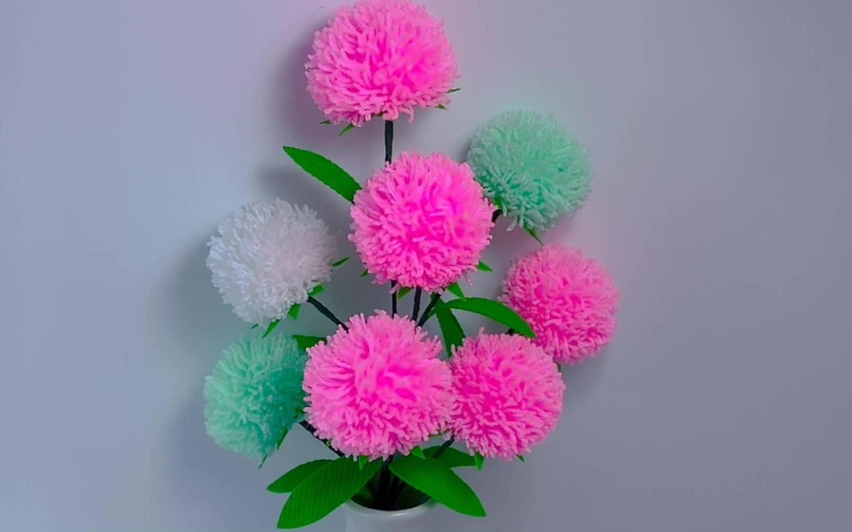 毛线还能这么玩,手工创意做一束毛球花,成品真好看,快来试试看_哔哩