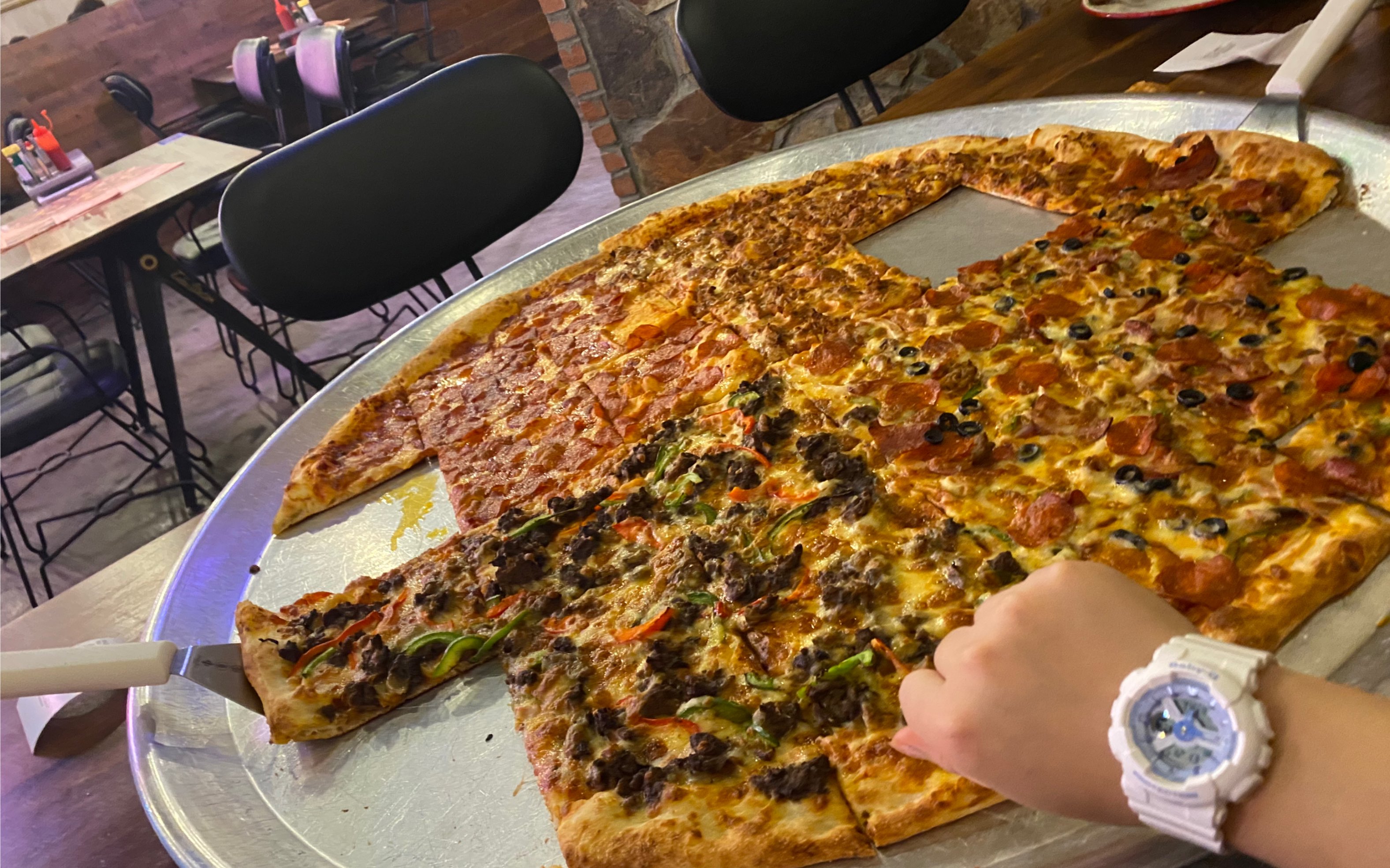 试吃魔都最大32寸的pizza!桌子都放不下!只花了300块!