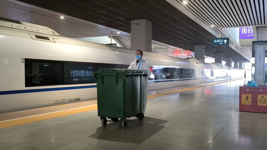 g685次列车出郑州东站