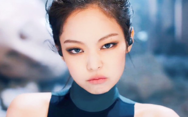 Jennie弹舌图片