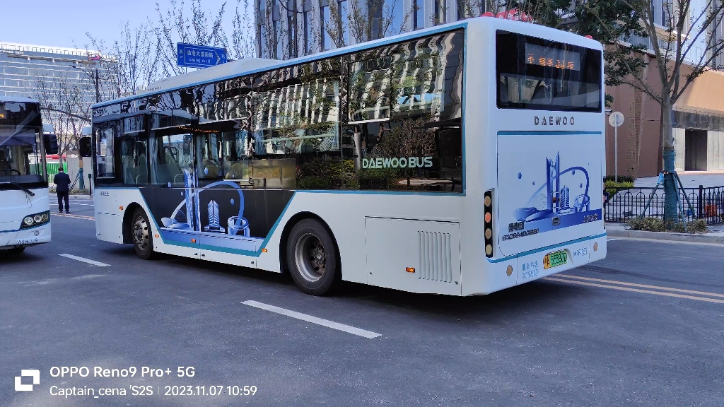 临港公交浦东33路(w9f-053)起点站云鹃路临港大道出站视频(往南汇嘴