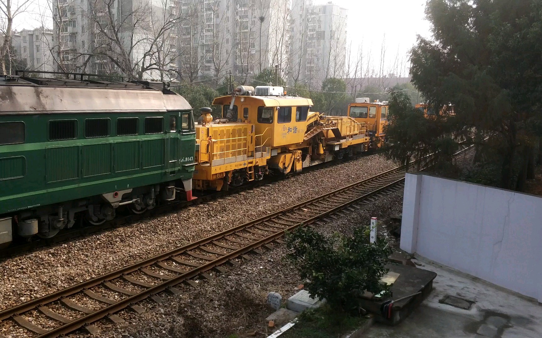 【大机出动】路用列车回送大型养路机械(配砟整形车+道岔捣固车)通过道岔哔哩哔哩bilibili