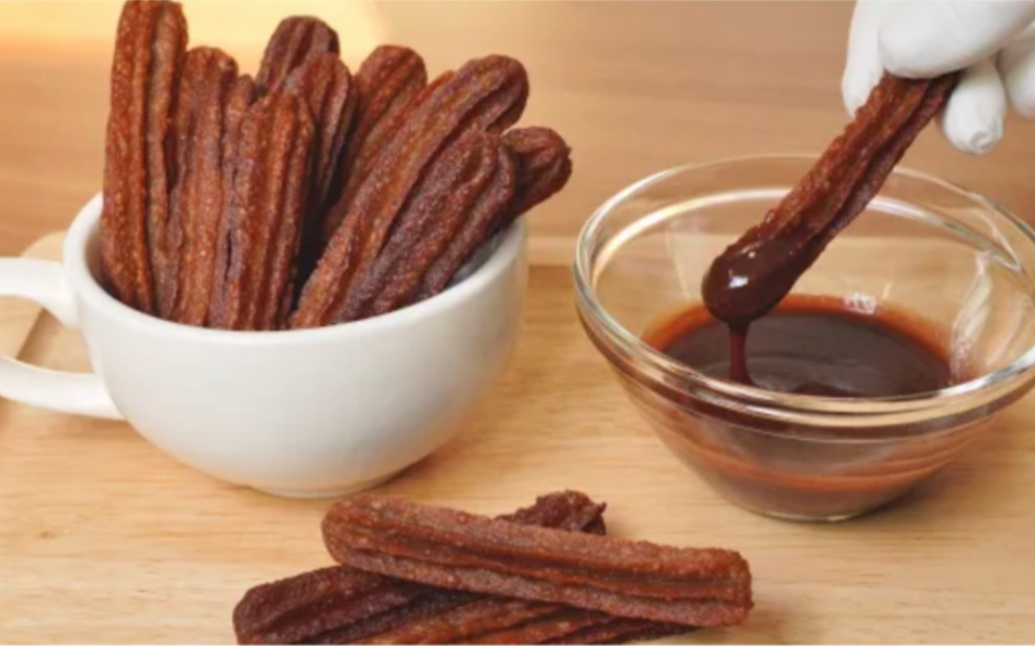制作香脆的巧克力味油条:美味小吃(无烤箱)