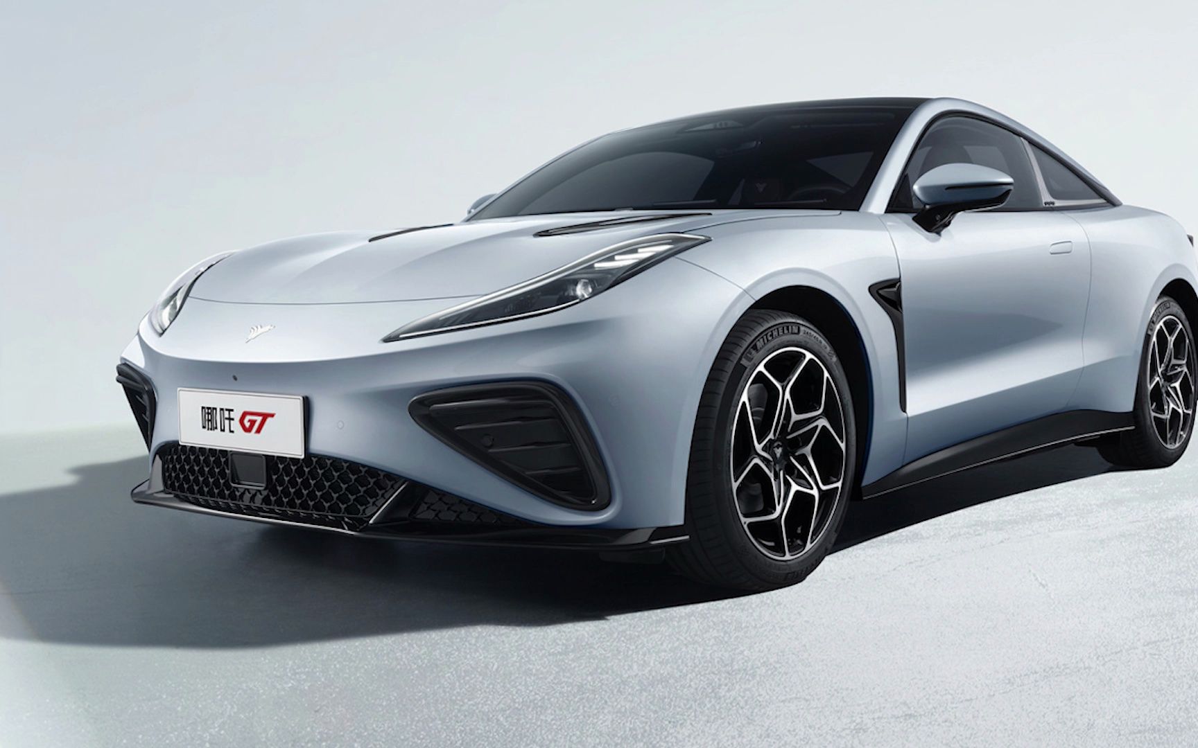 双门纯电跑车哪吒gt首发亮相 将于上半年上市交付