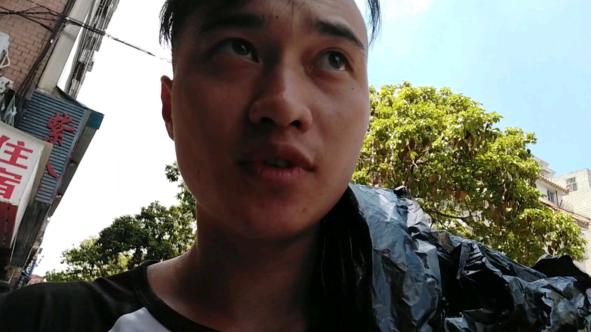 广西龙哥在深圳创业,在捡垃圾生活,生活不易要努力