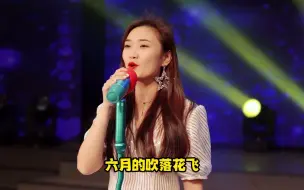 Скачать видео: 我在江南君在北，美女一首《片片相思赋予谁》唱出思念