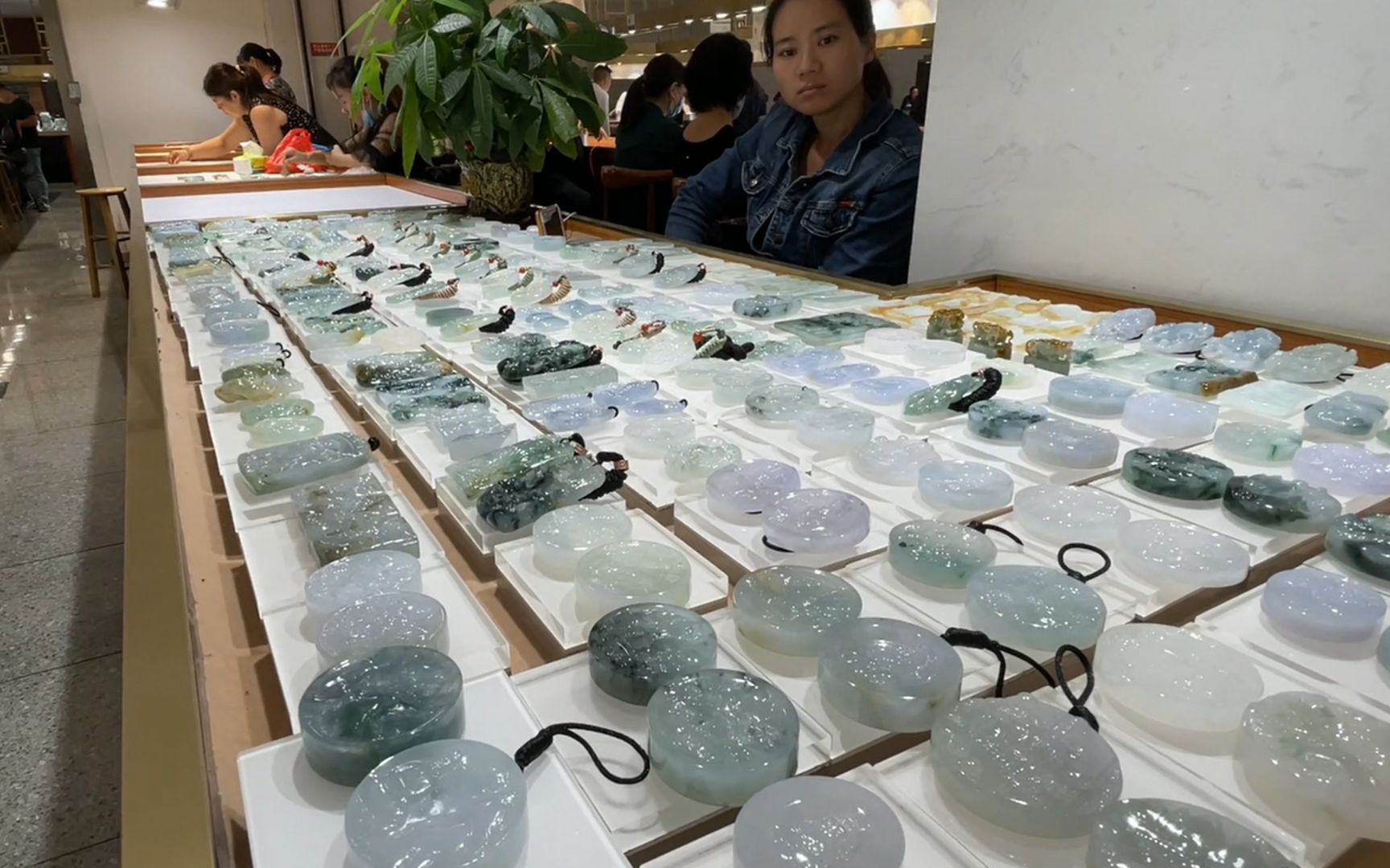 翡翠工厂做完手镯后的手镯芯都去哪了,玉器市场原来有专门档口