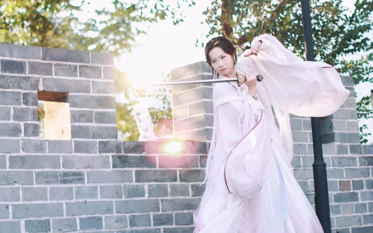 潍坊汉服出行日舞剑少女