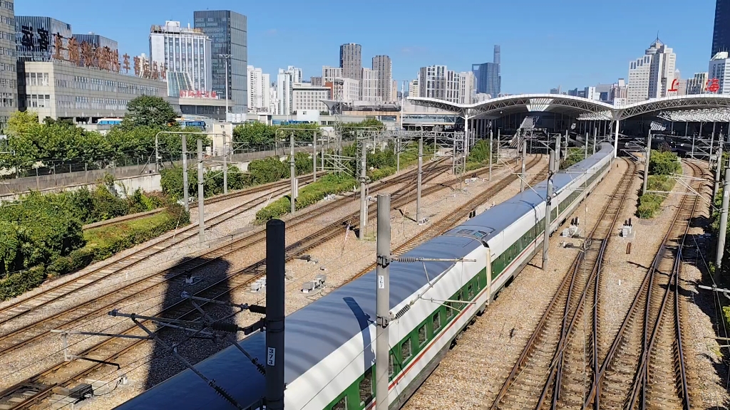 cr200j娃哈哈版ad钙奶d216次列车上海站进站